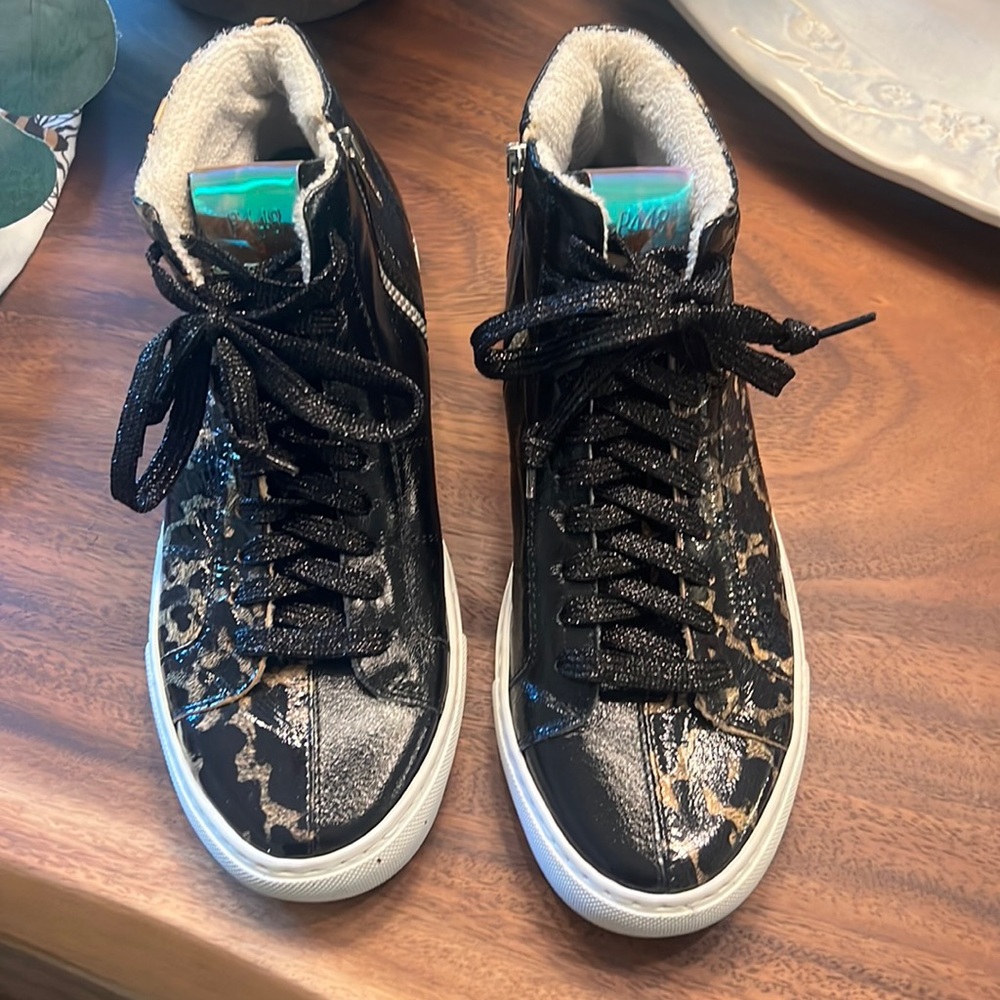 Very gently worn! Still in great shape